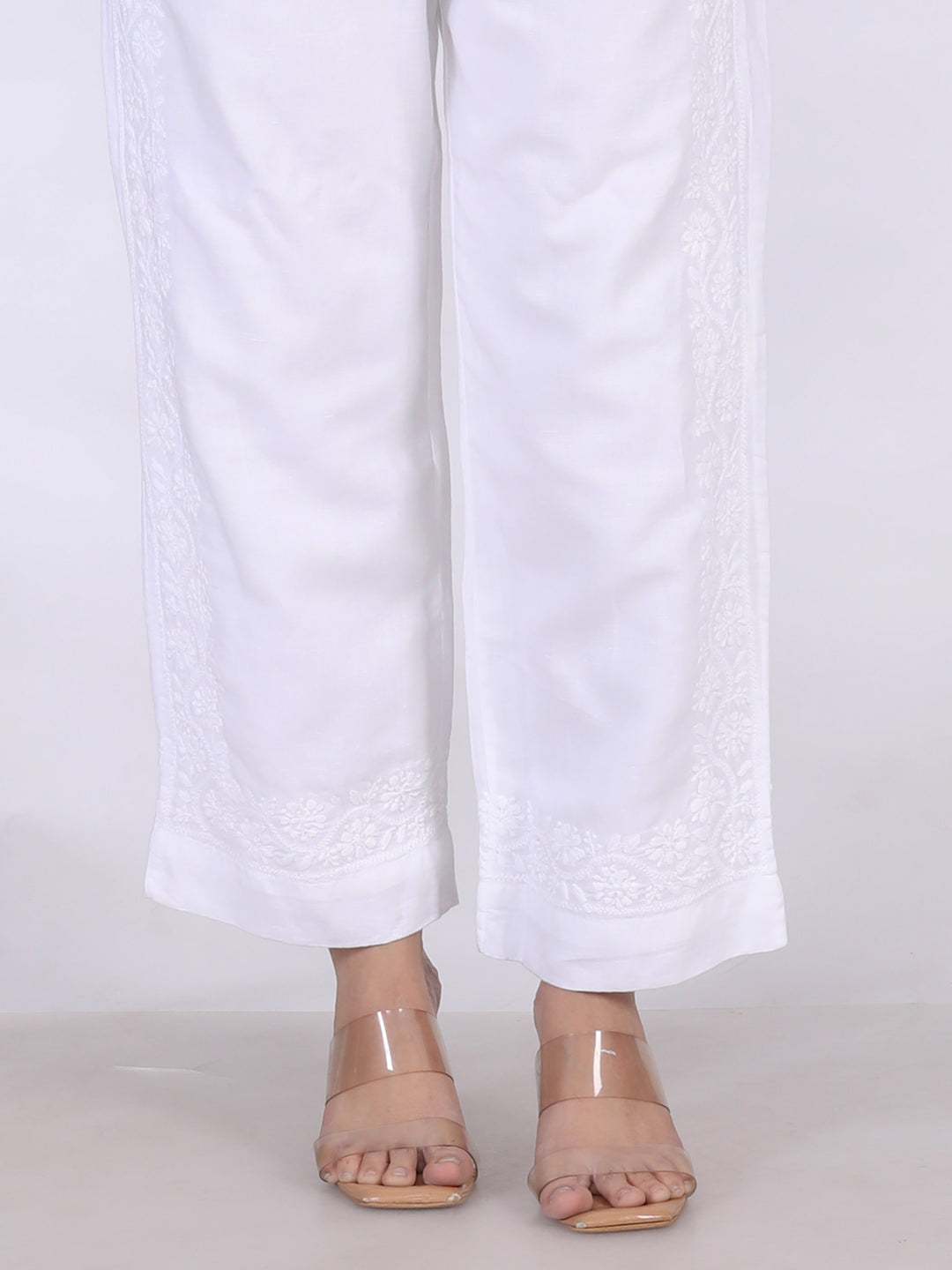 KAREENA LINEN CHIKANKARI CO-ORD SET.