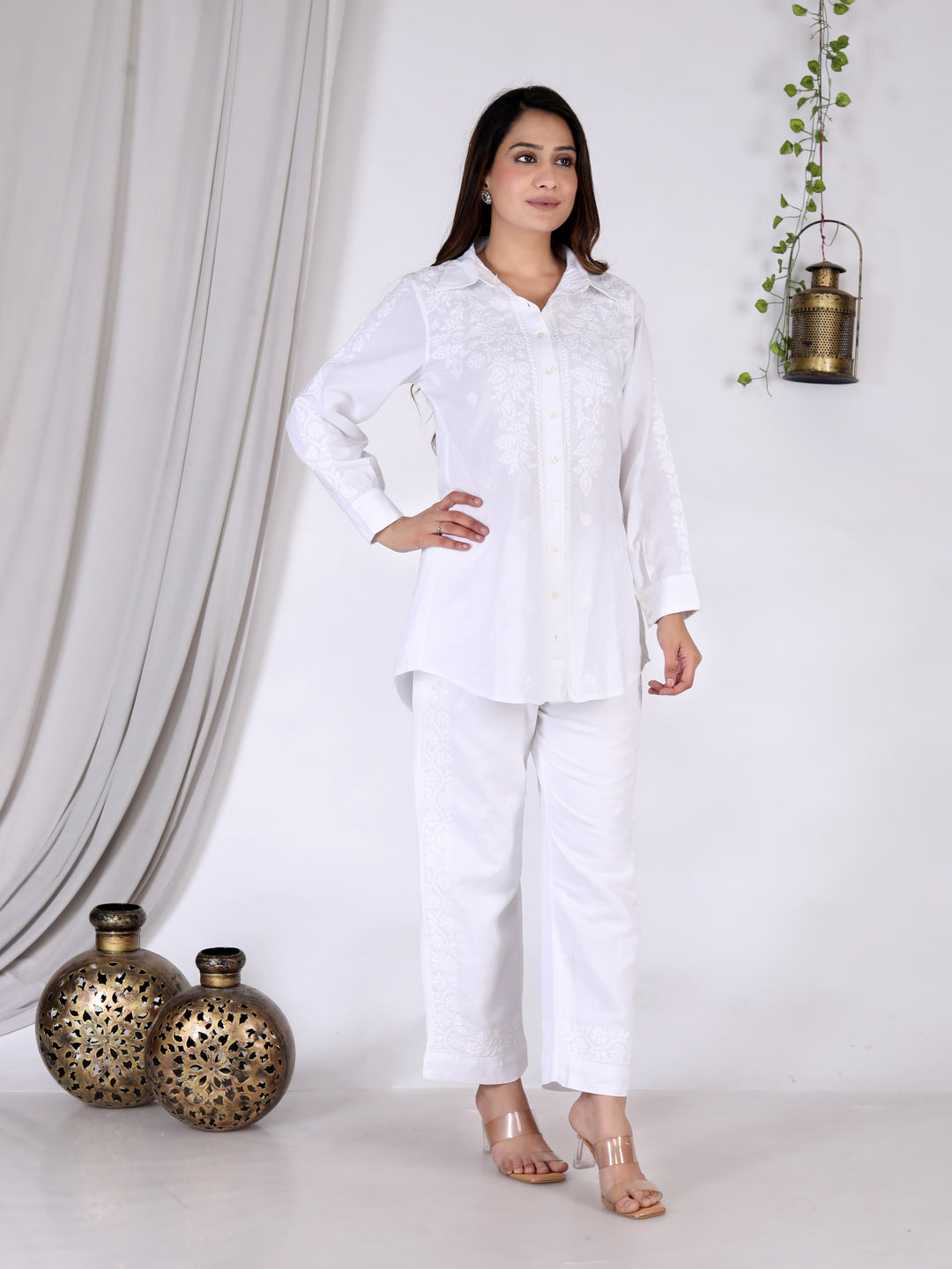 KAREENA LINEN CHIKANKARI CO-ORD SET.